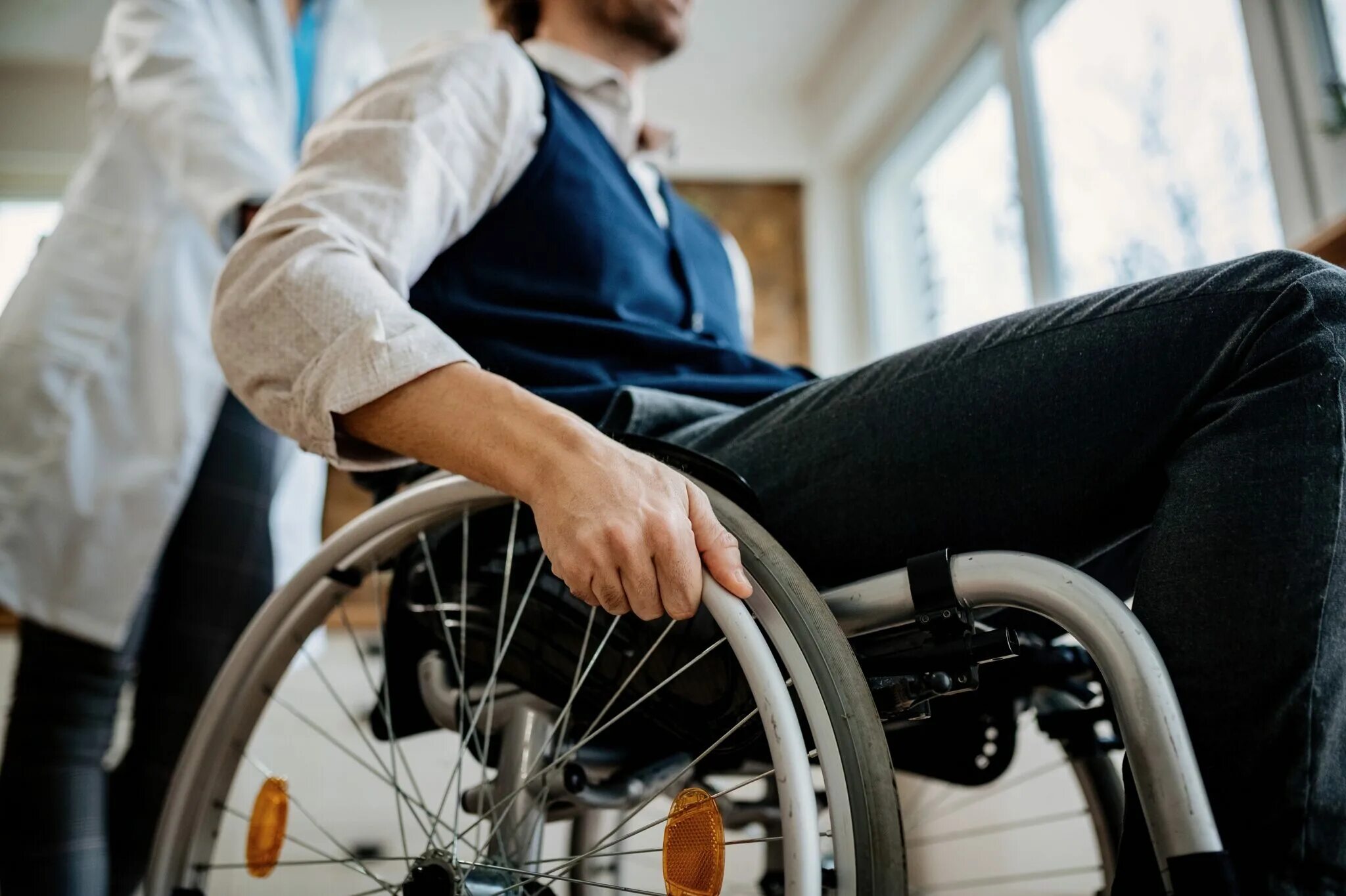 Муж инвалид хочет. Мужчины с инвалидностью. Бытовая инвалидность мужчин. Парень в инвалидной коляске за компьютером. Инвалид мужчина за рабочим столом.