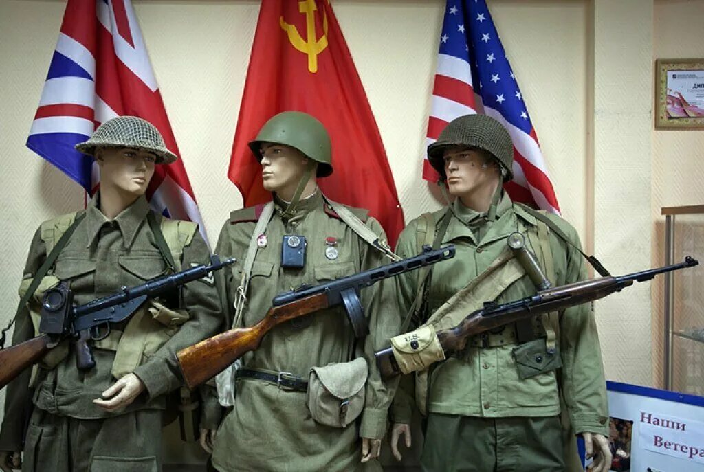 Армия США во второй мировой войне. Военная форма Российской армии и США. Русские и американские военные. Российские и американские войска.