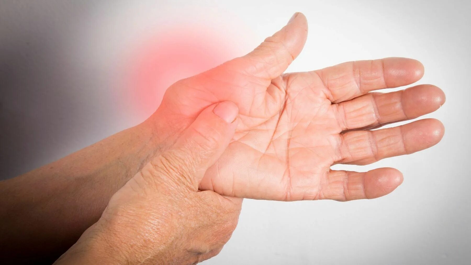 Боль в суставах при ревматоидном артрите. Кисть руки. Болезнь суставов пальцев рук.