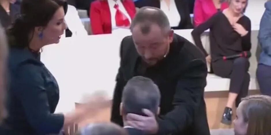 Шейнин время покажет. Екатерина стриженова упала в прямом. Куда девались ведущие время покажет. Стриженова упала в прямом эфире. Ток шоу артема шейнина.