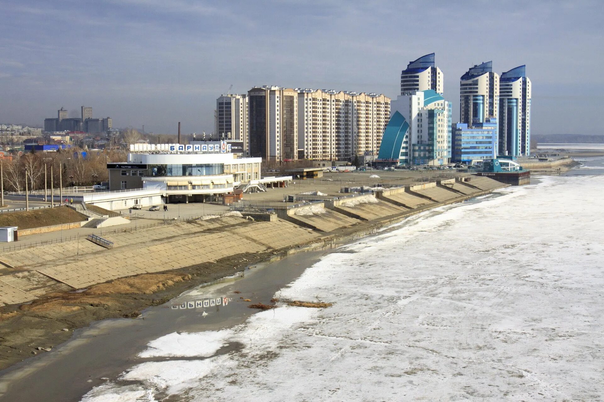 Река Обь Барнаул. Набережная реки Обь Барнаул. Набережная реки Оби Барнаул. Барнаул набережная Аквамарин. Река обь барнаул сегодня