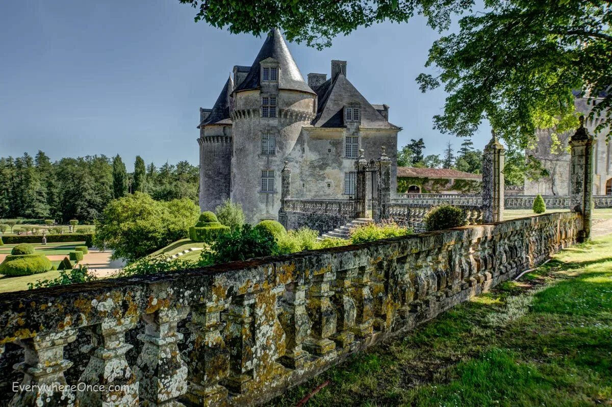 Шато девус франция. Замок Шато-де-ла-Рош, Франция. Замок Бутеон Франция. Шато де Виньи Франция замок. Замок Миландес Франция.