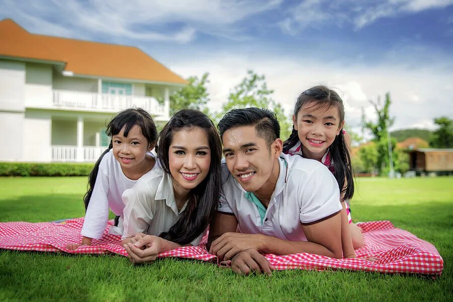 Азиатская семья на пикнике. Семья Азия. Счастливая семья средняя Азия. Красивая семья азиаты на фоне город.