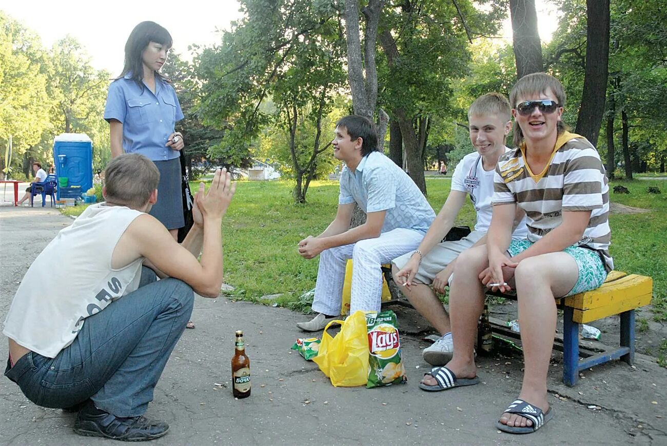 Распитие напитков в общественном месте. Подросток с пивом на улице. Подростки пьют на улице. Попили улицу