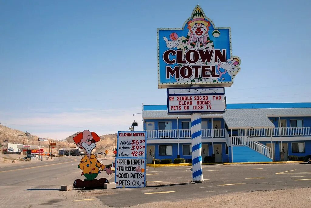 Мотель клоун. Мотель клоун Невада. Невада мотель в пустыне. Кафе Невада. Тонопа.