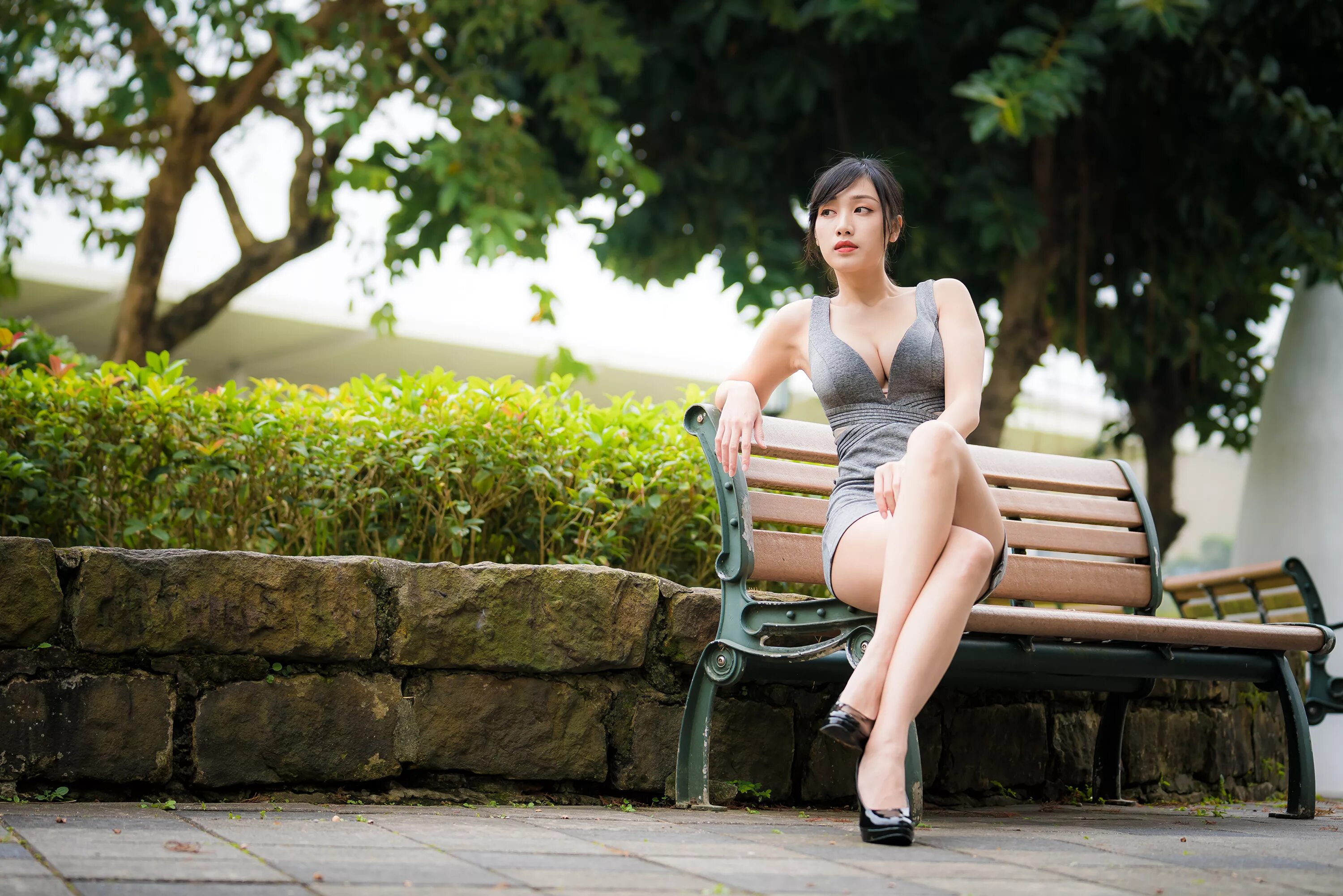 девушки сидят нога на ногу видео. ольга куриленко legs. Agnes - dreamily. ноги на стуле. девушка нога на ногу.