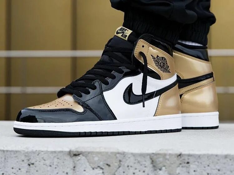 Jordan gold. Nike Air Jordan Gold Toe. Nike Air Jordan 1 Black Gold. Air Jordan 1 Gold Toe. Air Jordan 1 High Gold White.