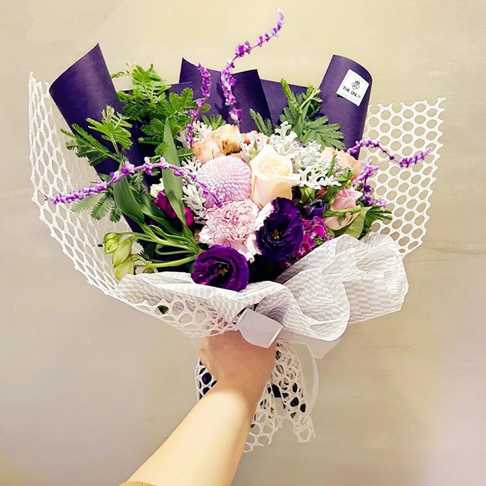 упаковка букета в пленку. красиво упаковать букет. упаковка букетов разными способами. упаковка букетов разными способами. завернуть букет в бумагу.