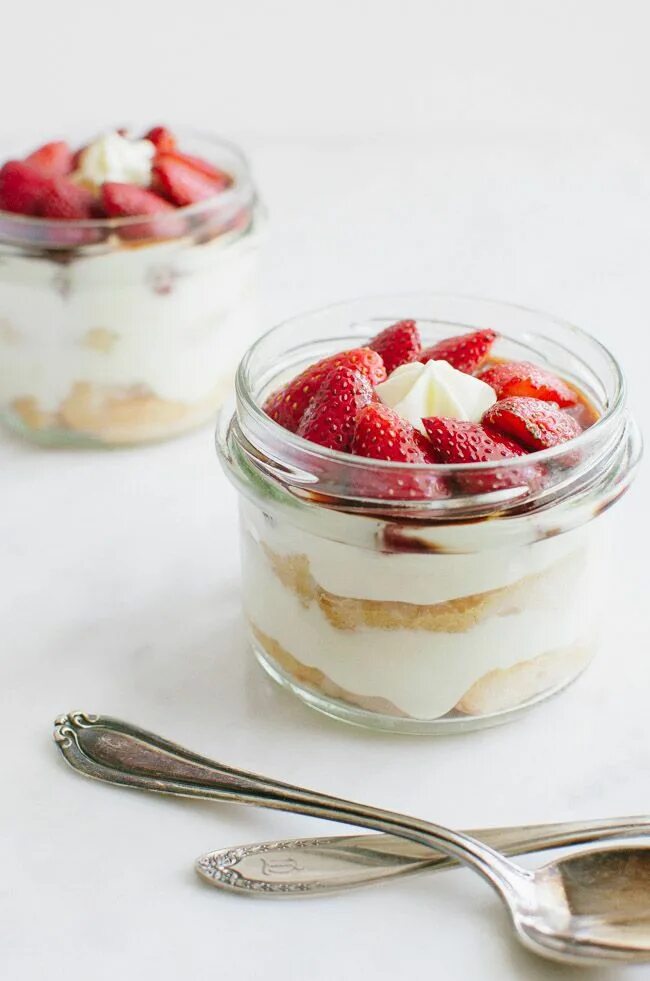 Трайфлы с клубникой и киви. Трайфл с маскарпоне. Десерт с клубникой и печеньем. Тирамису на черном фоне. Сырный крем десерт.