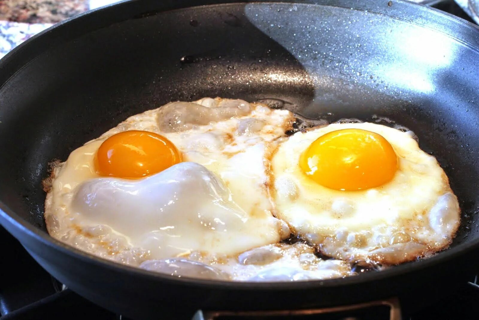 Яичница. Яичница глазунья. Жареные яйца. Сковорода для яиц.