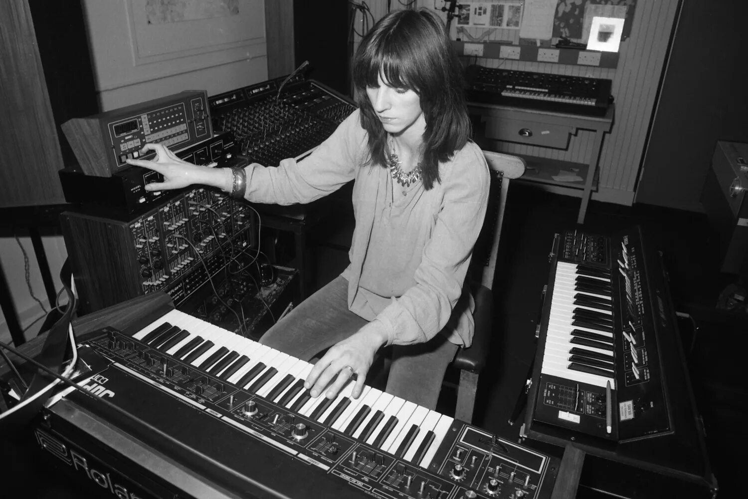 Музыканты электронной музыки. Ретро вечеринка 90. Электронная музыка 90х. Делия дербишир. Электронная музыка 90х.