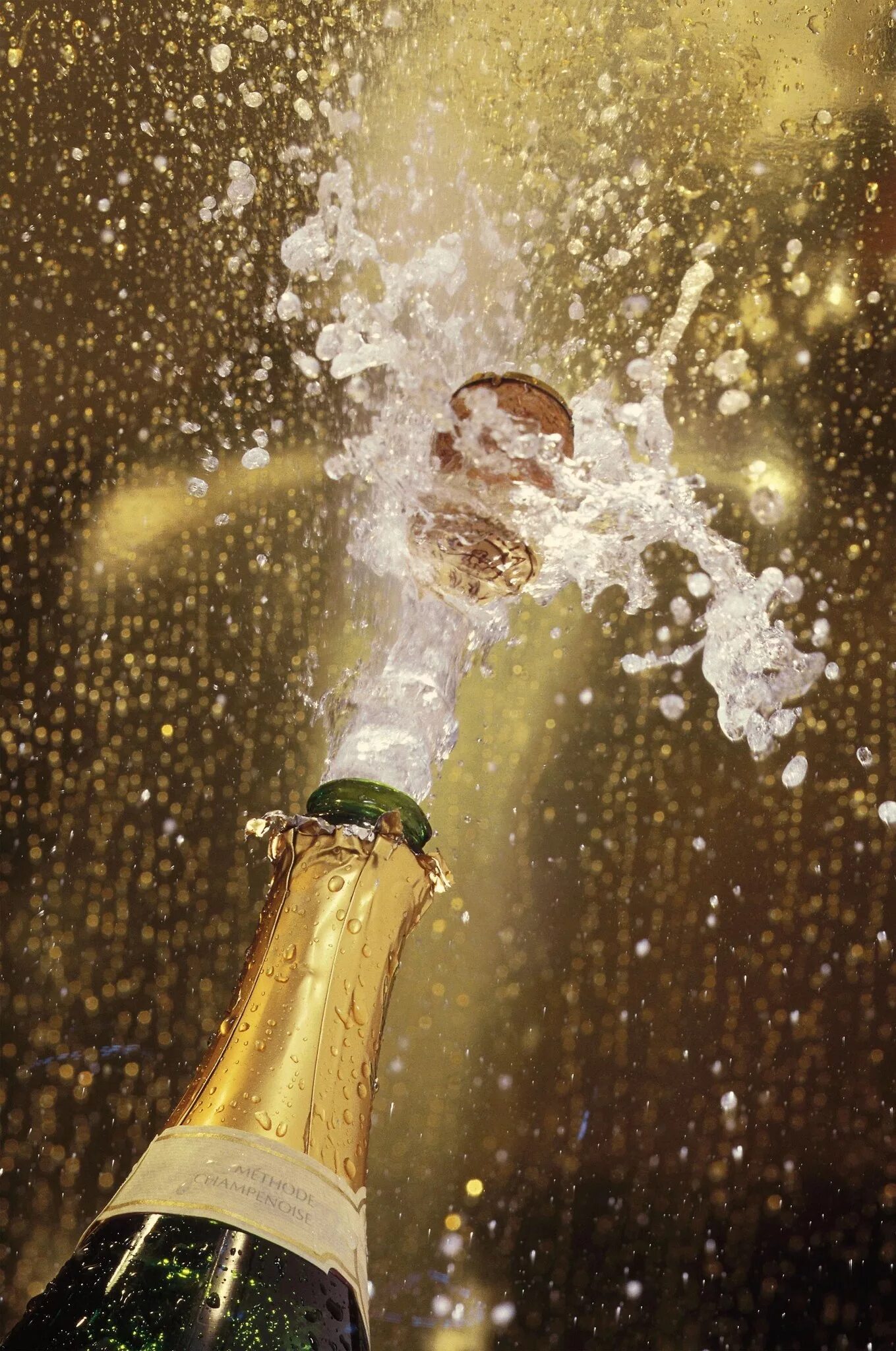 Брызги шампанского. День рождения шампанского. Бокалы с шампанским. День рождения шампанского 4 августа.