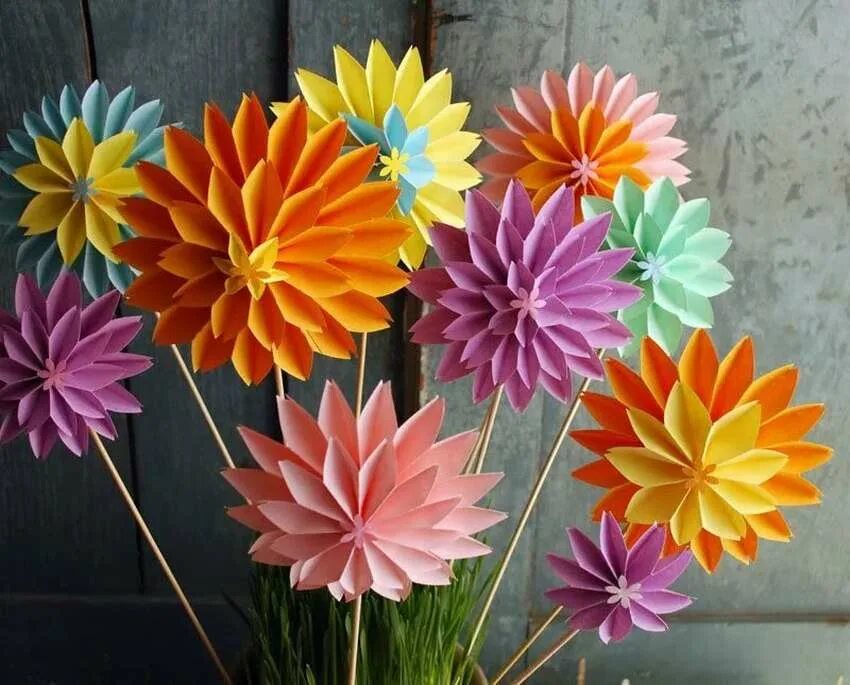 Объемные цветы руками детей. Георгины оригами. Цветы из бумаги. Объемные цветы. Цветы из цветной бумаги.