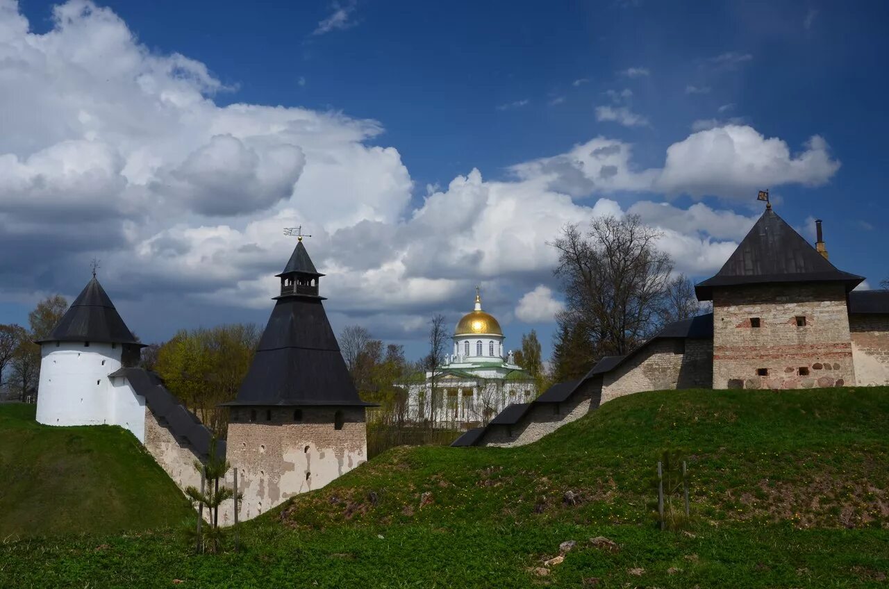 Тур печоры из спб. Псково-печерский монастырь. печёрский монастырь в пскове. псково печерская лавра. печоры монастырь.