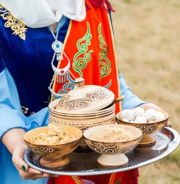 Kazakh traditional. Традиции казахов. Гостеприимство казахов. Казахстан культура и традиции. Традиции казахского народа гостеприимство.