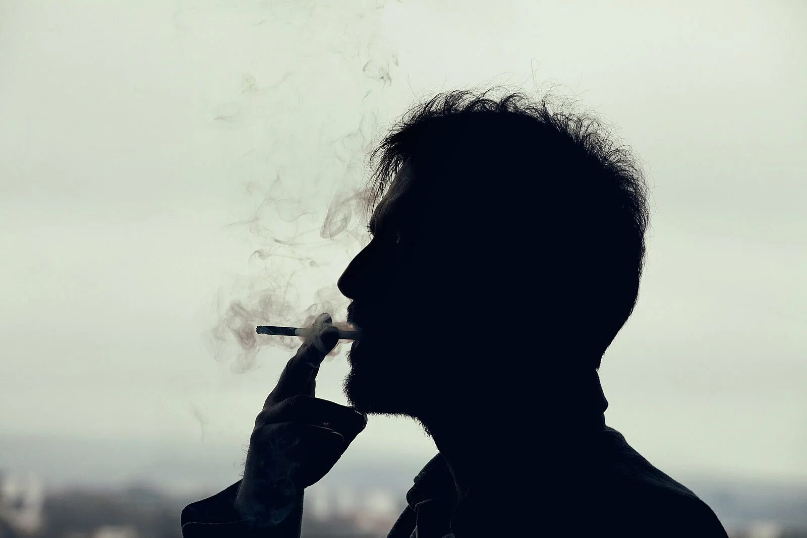 Вновь сигарета. Мужчина курит. Человек с сигаретой. Курящий мужчина. Мужик с сигаретой.