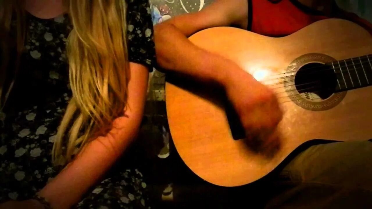 Женщины поющие под гитару. Круто поет под гитару. Певица поет под гитару. Гитара Лилия. Красивая девчонка поет под гитару.