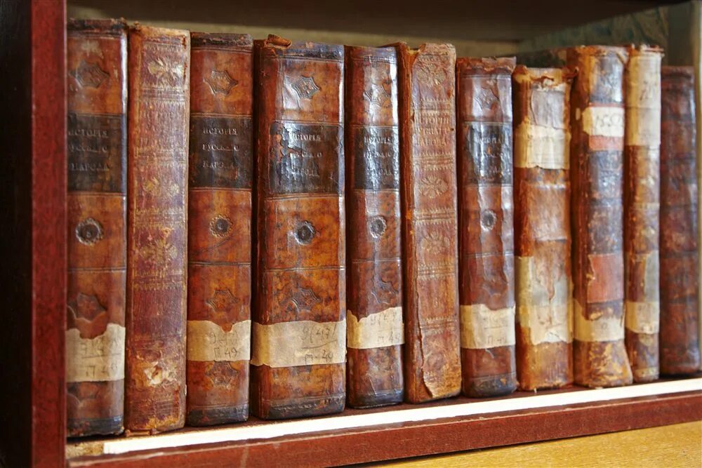 Корешки старинных книг. Старинные книги. Красивые корешки книг. Фон старая книга. Коллекция древних книг.