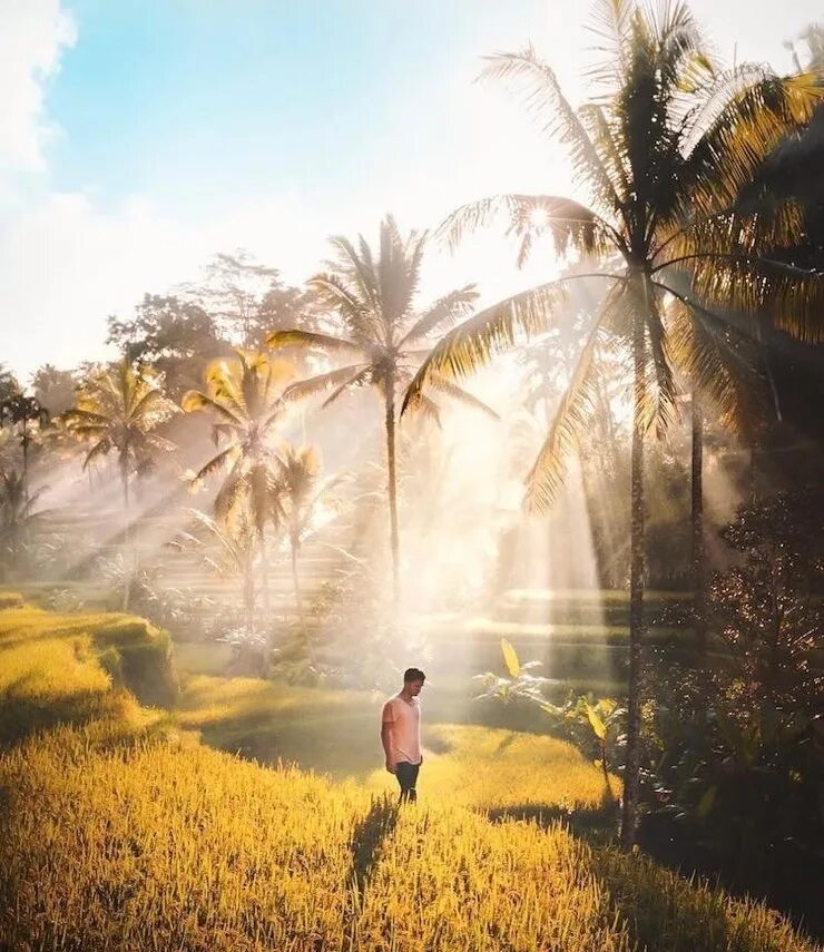 Красивые путешествия. Множество впечатлений. Человек радостный. Хобби путешествие. Яркие эмоции.