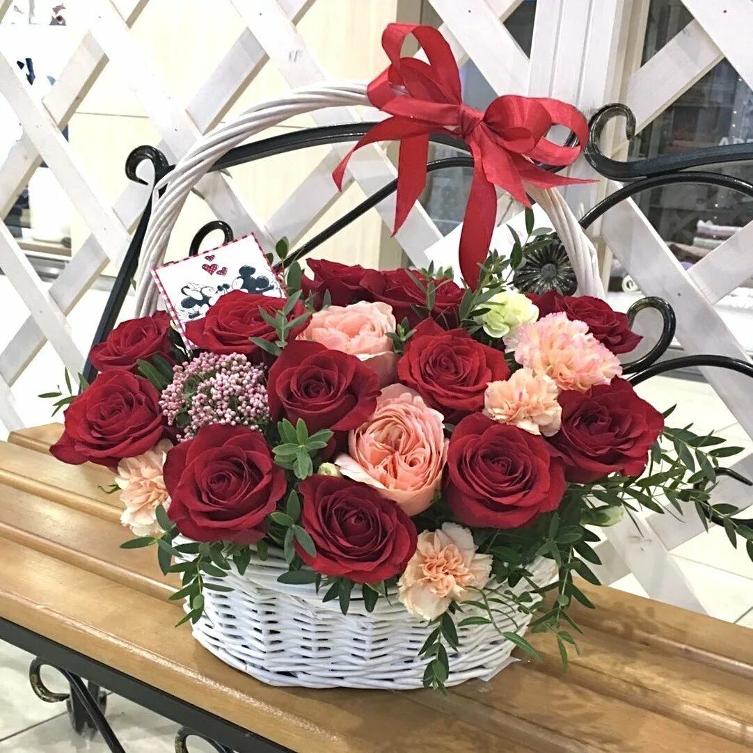 Корзинка прямоугольная с розами. Красные розы в корзинке. Красные розы в корзинке. Корзина роз. Красные розы в корзинке.
