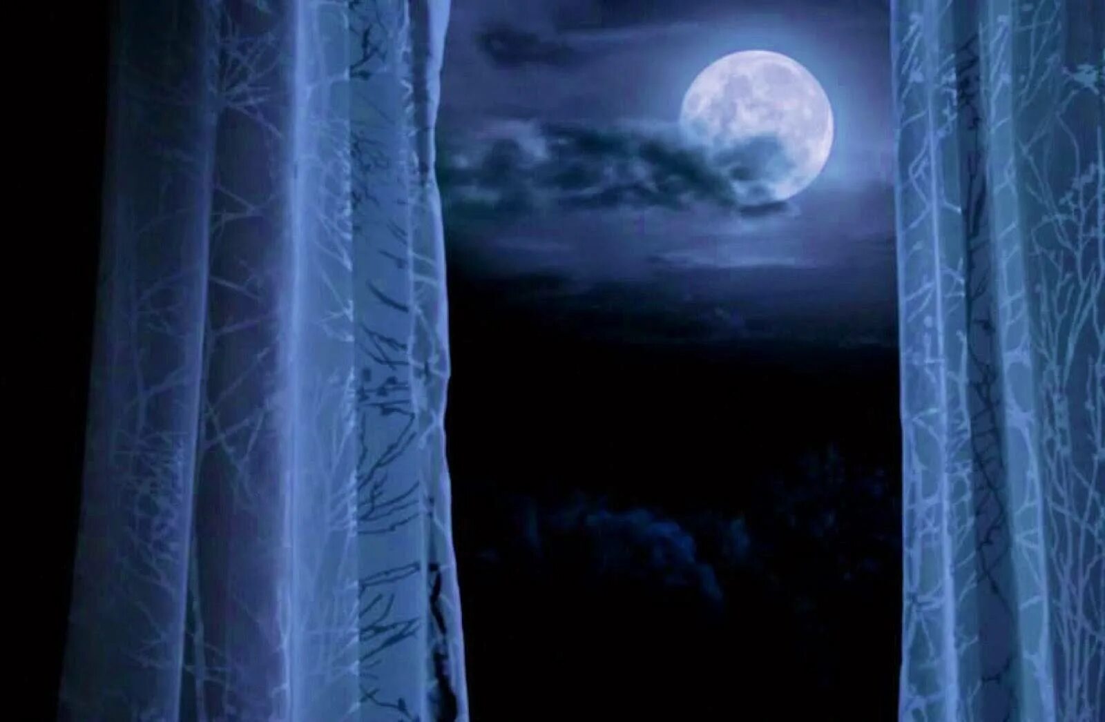 Ночи теплы и непроглядны в черной тьме. Луна в окне. Лунный свет в окошко. Лунная ночь. Лунный свет в комнате.