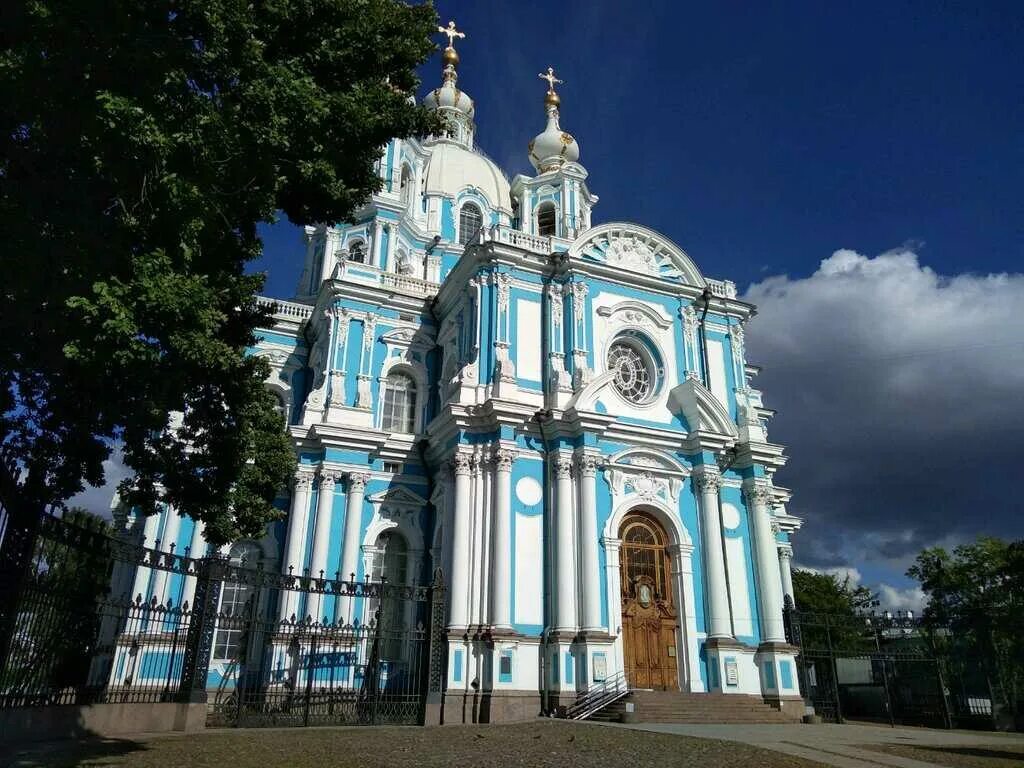 File:Смольный монастырь. Вид с Кавалергардской улицы 2H1A6833WI.jpg - Wikimedia 