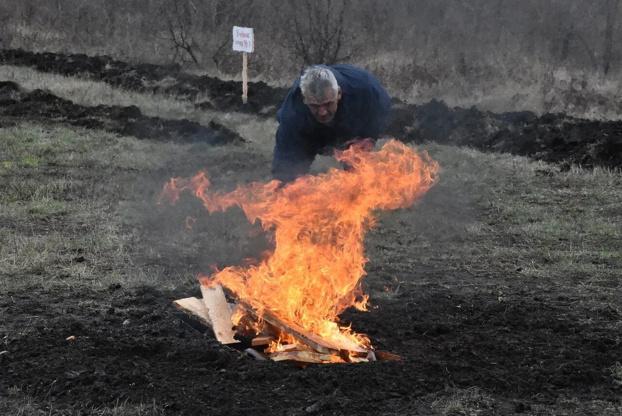 Жара огонь. Жара пожар. Опасность пожара. Жара МЧС. Жара сгорела