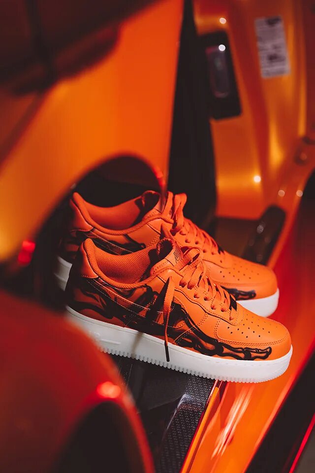 Nike air force skeleton orange. Nike Air Force 1 Skeleton Orange. Nike Air Force Halloween 2020. АИР Форс скелетон оранжевые. Найк скелетон оранжевые.