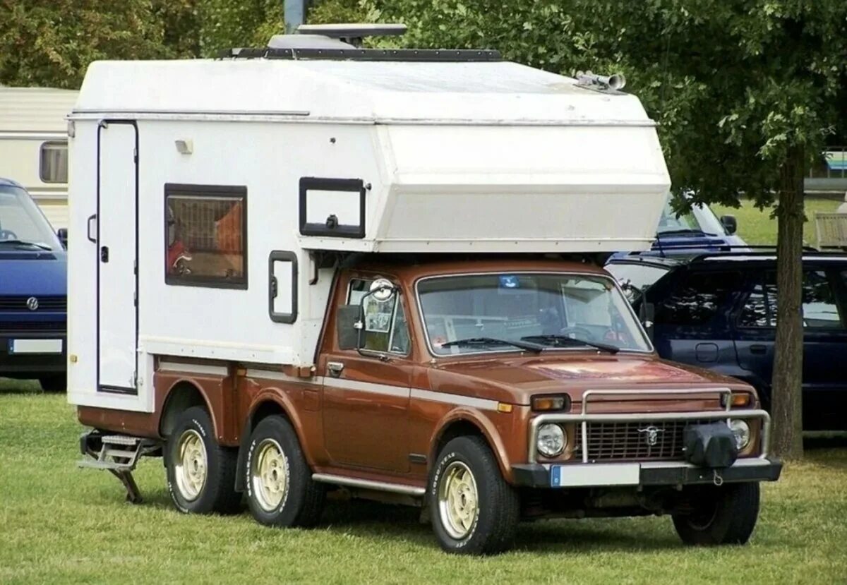 Bimobil husky 220. Автодом rv camper. Легковые автомобили в доме. Легковые автомобили в доме. Автодом bimobil.