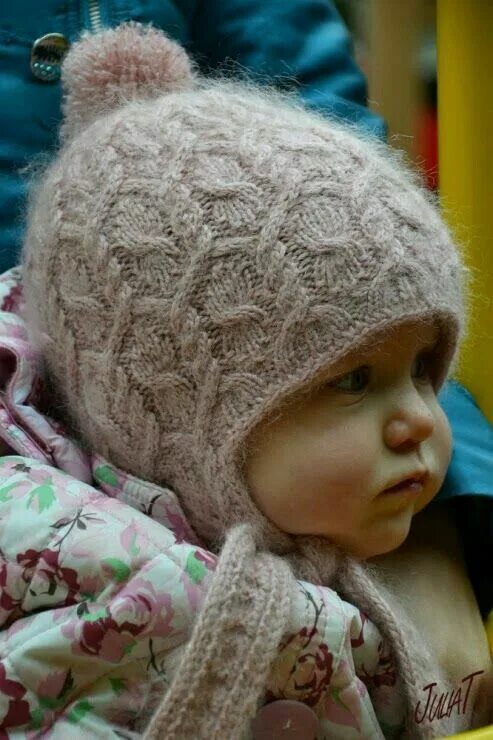 Шапка спицами для девочки 6 месяцев. Детские вязаные шапки. вязаная зимняя шапка для девочки. шапка для девочки спицами. девочка в шапочке.