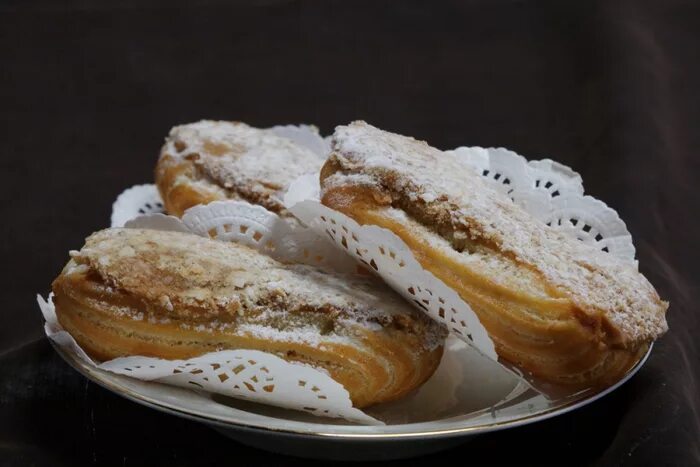 заварное пирожное эклер. эклеры с заварным белковым кремом. белковые эклеры. эклеры с белковым кремом. заварное пирожное с белковым кремом.