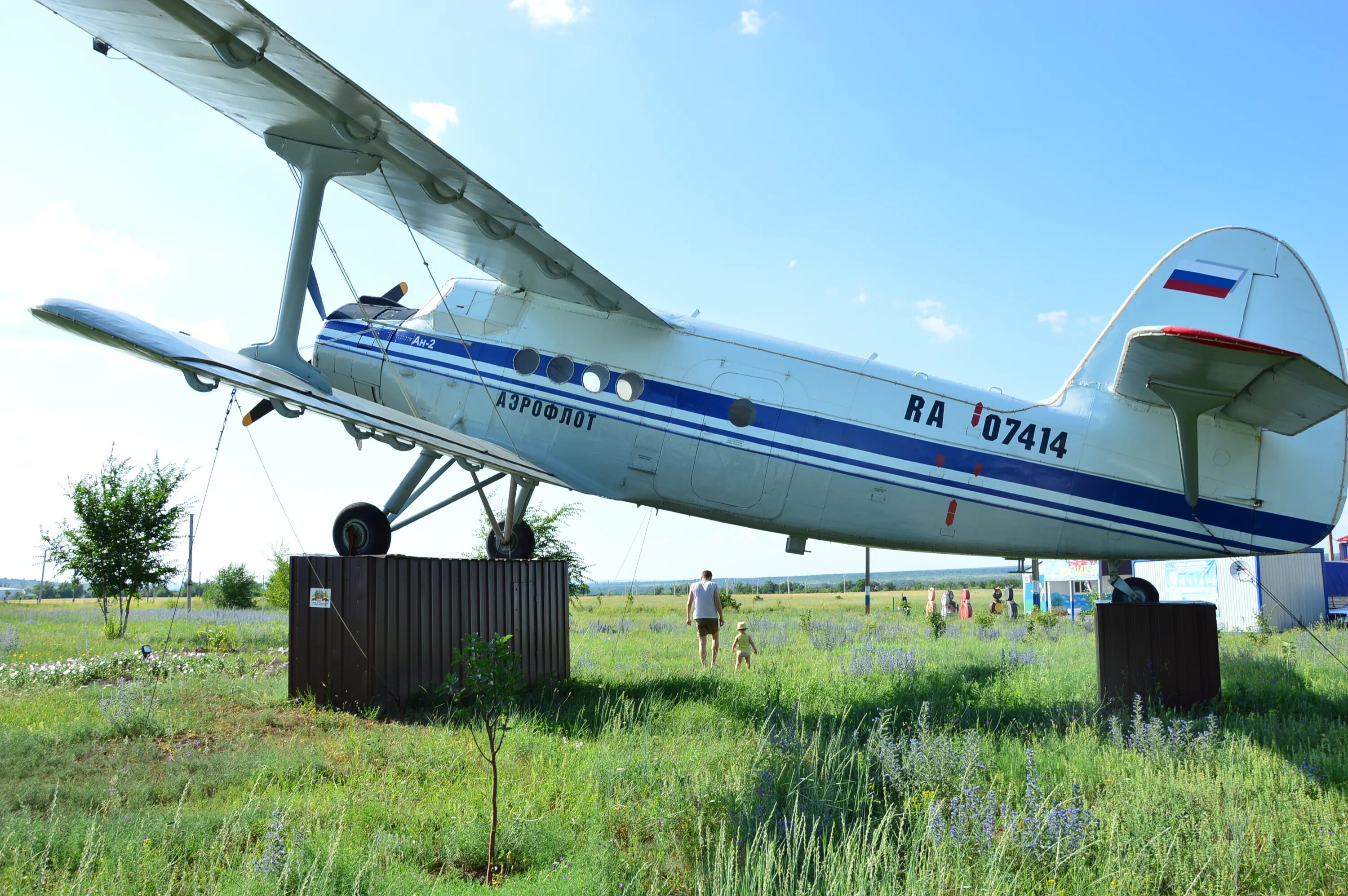 ан-2 памятник. кукурузник ан-2 пассажирский. самолёт ан-2. десантный самолет ан 2. кукурузник ан-2.