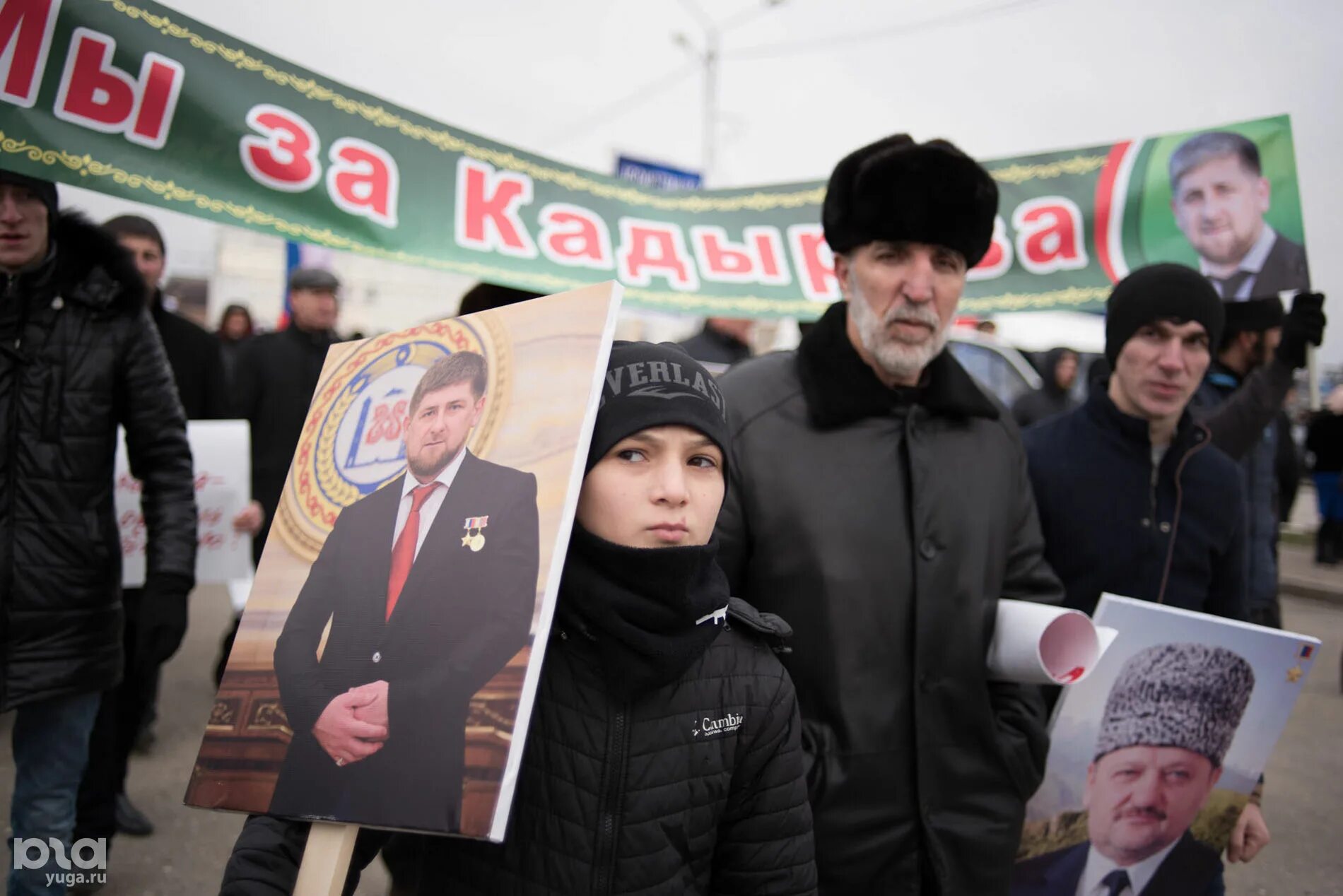 Кадыров помощь. Митинг в Грозном в поддержку Кадырова. Рамзан Кадыров митинг в Грозном. Рамзан Кадыров митинг сотрудников в Грозном. Даудов выступил на митинге в Грозном.