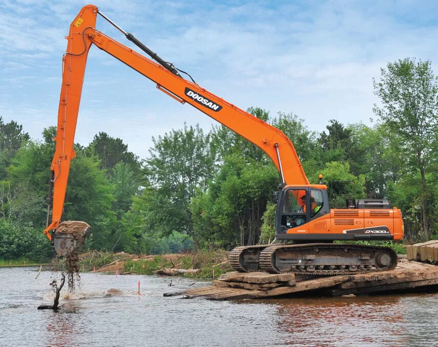 Прокат 300. Doosan 225 экскаватор с удлиненной стрелой. Длинная стрела Doosan 300dx. Doosan 300 экскаватор. Гусеничный экскаватор Hitachi 300 длиннорукий Doosan.