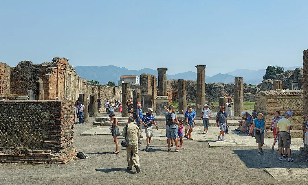 Древний рим помпеи. Извержение вулкана везувий гибель помпеи. Помпеи находится. Помпеи находится. Археологический парк помпеи.