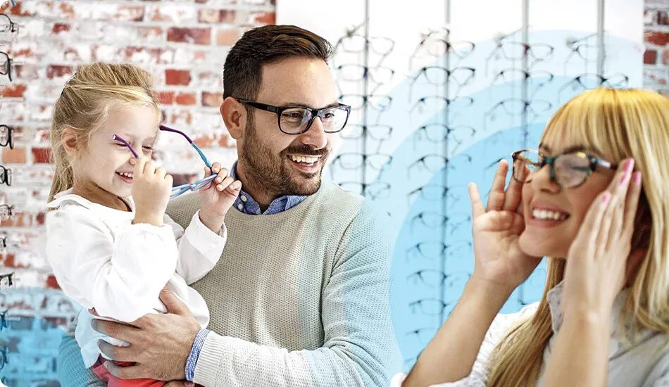 Оптика для всей семьи. Семья в очках. Семья в очках для зрения. Семейная фотосессия в очках. Очки для всей семьи.