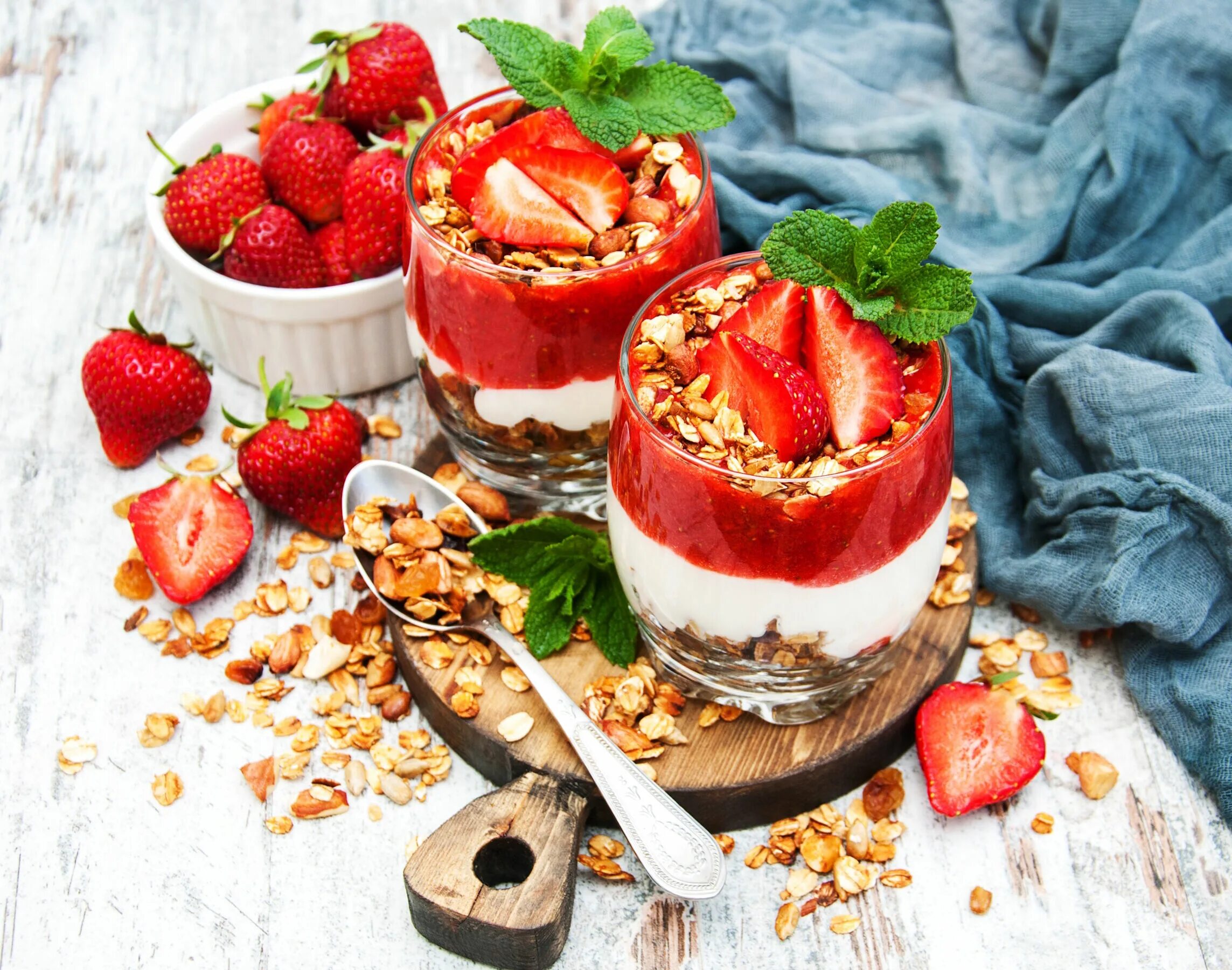 Ягодный десерт. Десерт сливки с ягодами. Десерт с клубникой и творогом. Клубника в шоколаде. Пирожное с клубникой.