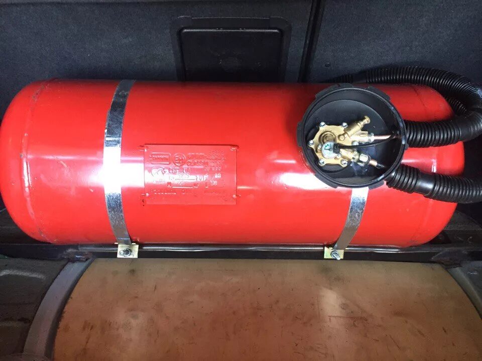 гбо в барнауле. газобаллонное оборудование автомобиля. гбо в барнауле. митсубиси грандис гбо баллон. газ баллон метан 4-поколения спарк.