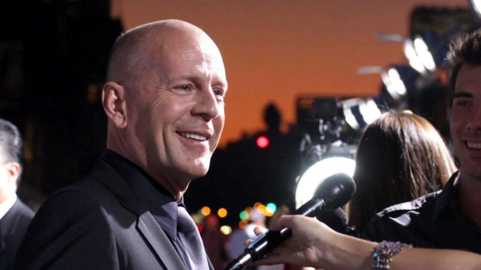 Брюс Уиллис 2023. Bruce Willis Family. Брюс Уиллис сейчас 2023. Брюс Уиллис деменция. Брюс уиллис здоровье сейчас