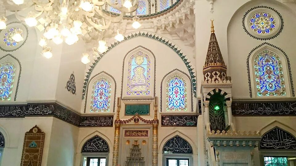 Чем украшают мечети. Токийская мечеть Джами. Иркутская Соборная мечеть внутри. Саратовская Соборная мечеть внутри. Черкесская Центральная Соборная мечеть внутри.