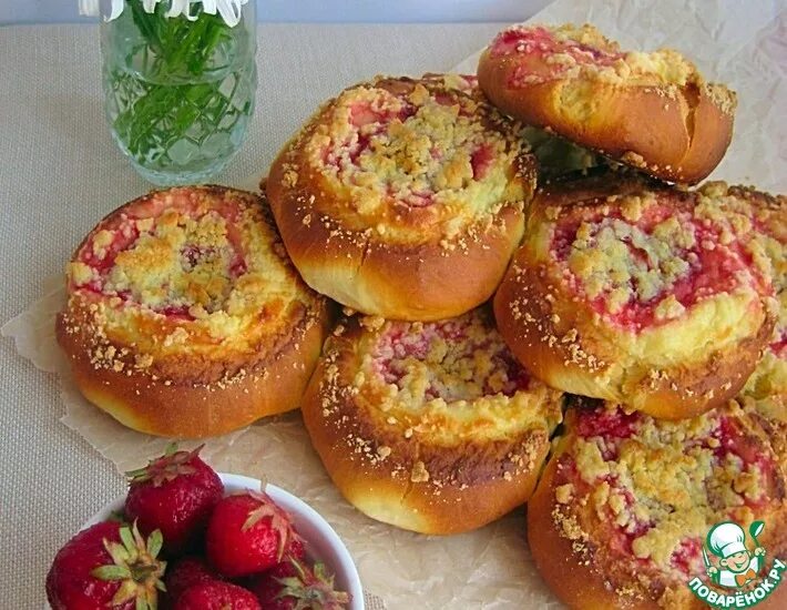 Ватрушка с вишней. Ватрушка с клубникой. Ватрушки с творогом и ягодами. Творожная ватрушка. Венская ватрушка с ягодами.