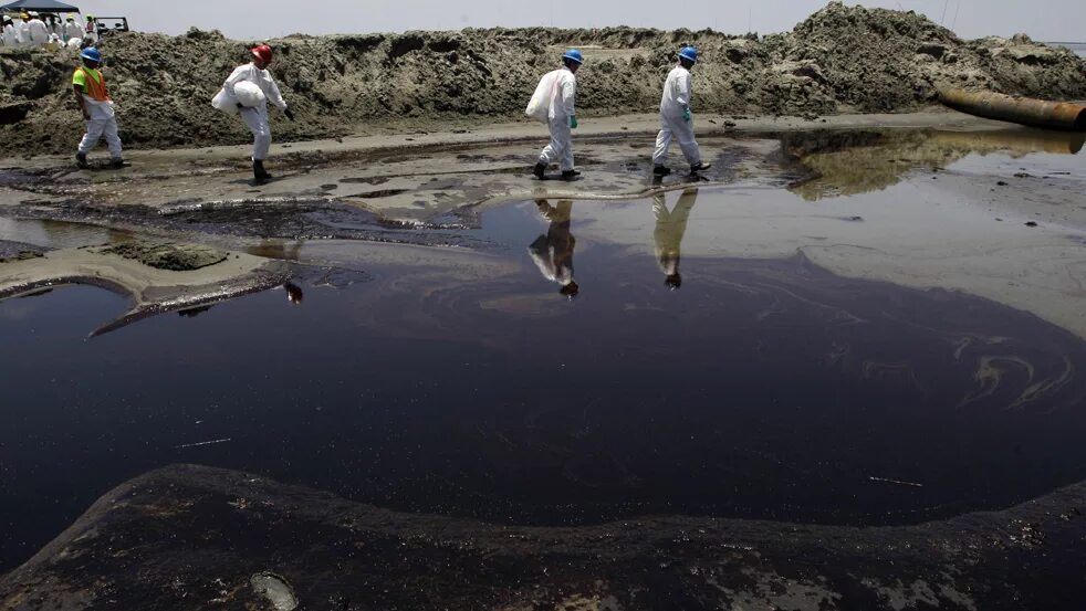 Мертвые водоемы. Чернобыль разлив нефти. Загрязнение воды. Загрязнение воды нефтепродуктами. Загрязнение водоемов нефтью.