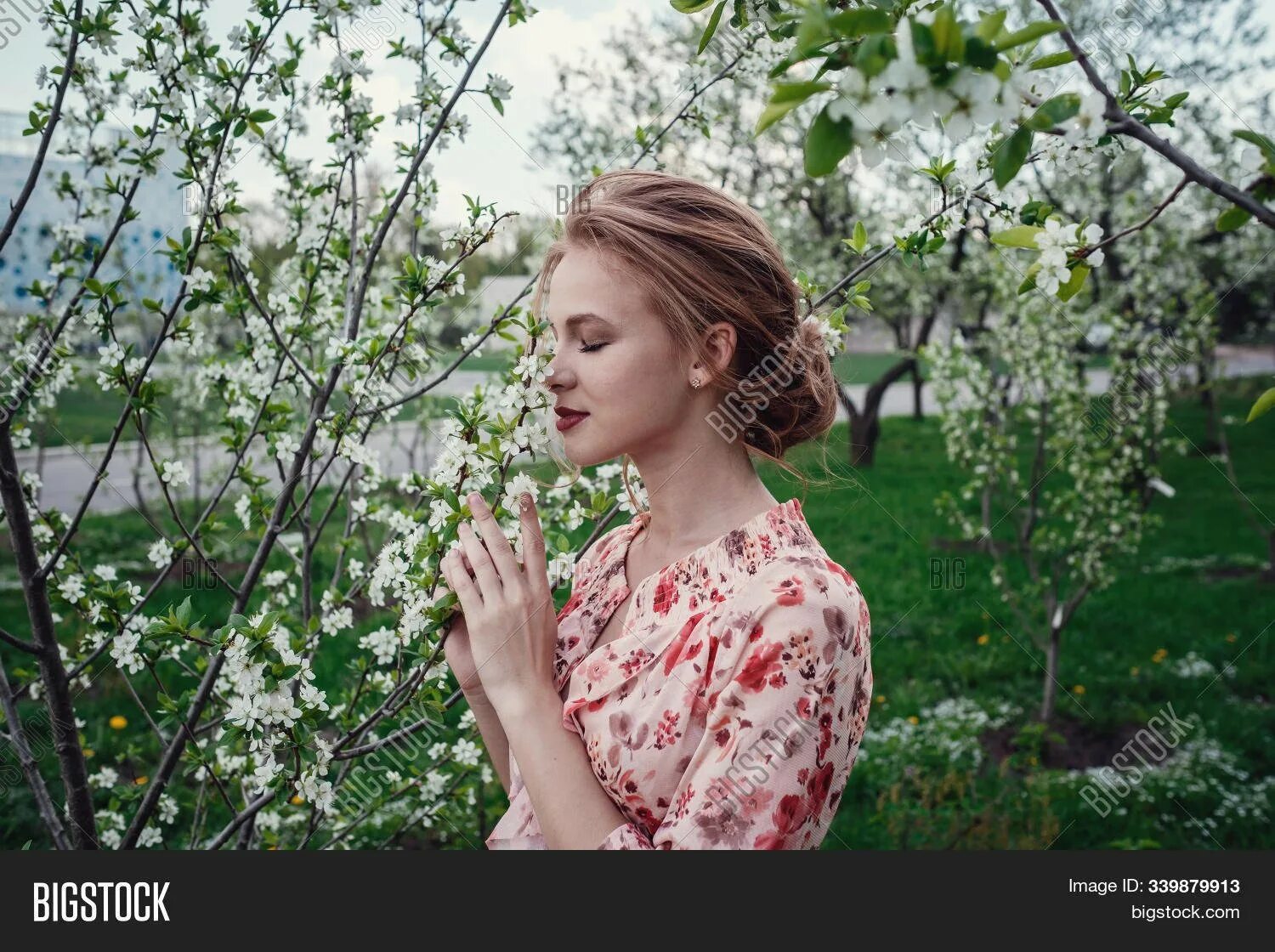 Варя вишневый сад. Фотосессия в Вишневом саду. Варя из вишневого сада. Аня вишневый сад.