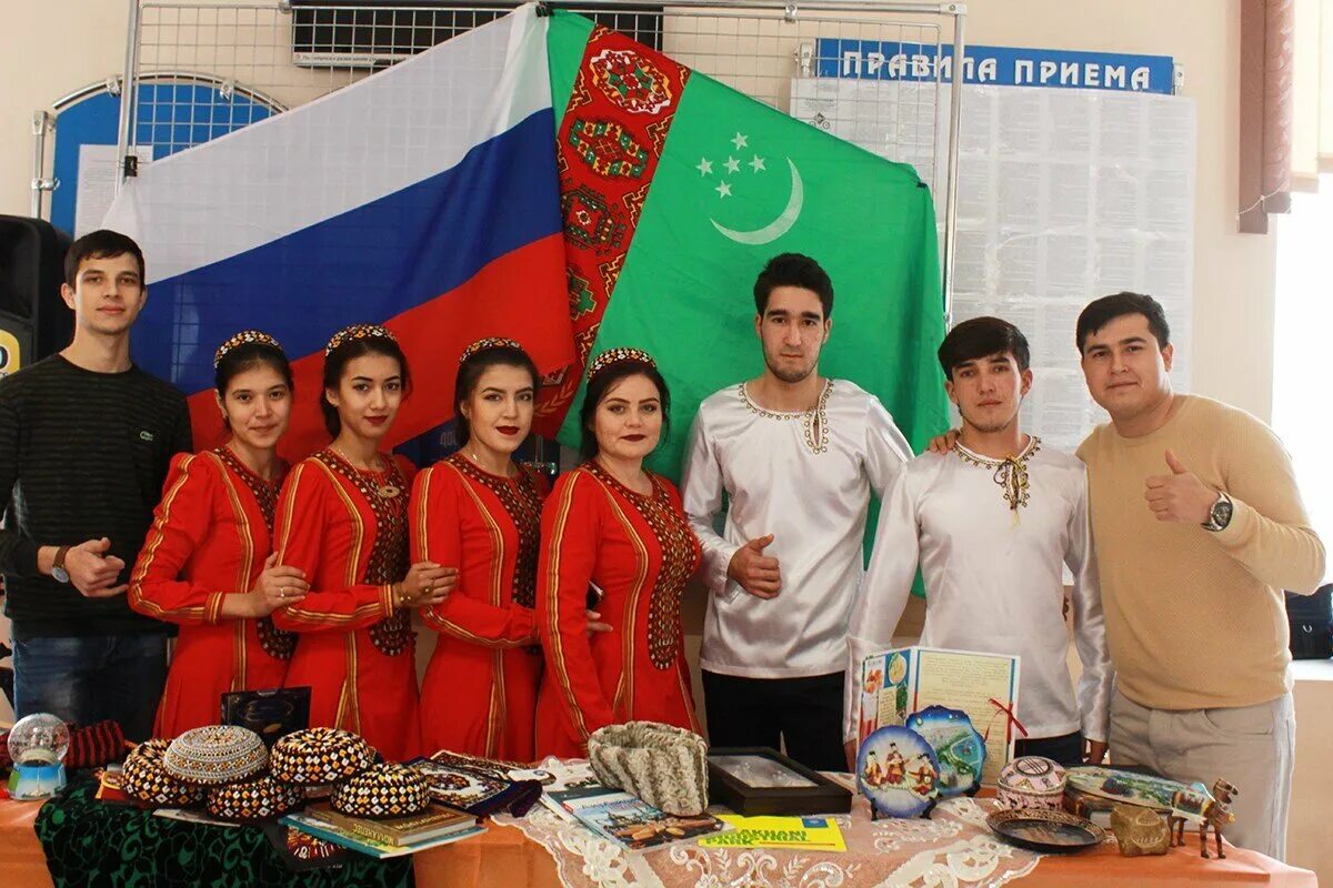 Сколько туркмен. КЧГУ 2021 туркмены. Студенты из Туркменистана. Туркмены в России. Туркмен студент.