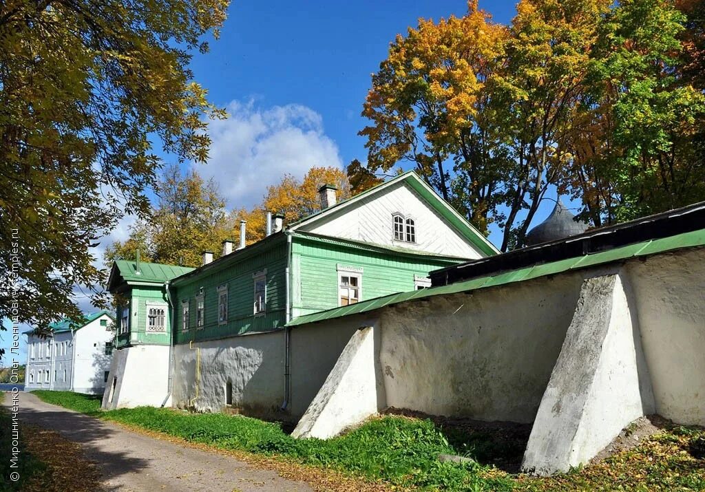 белюстина. дом настоятеля. усадьба священника и. село надворное украина. дом у монастыря.