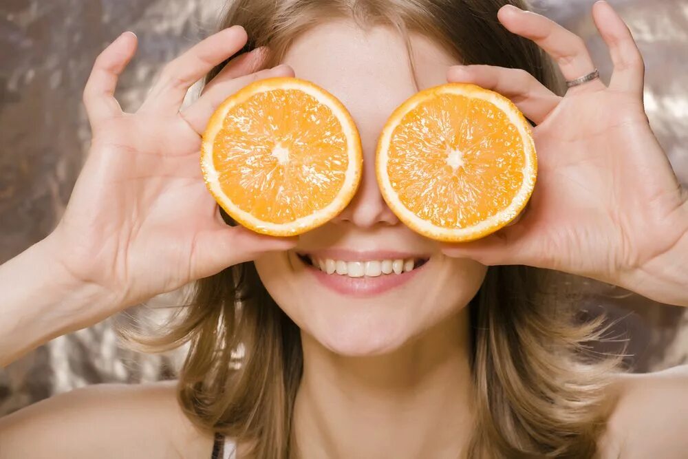 Two oranges. Фотосессия с апельсинами. Женский апельсин. Апельсин с глазами. Женщина Апельсинка.