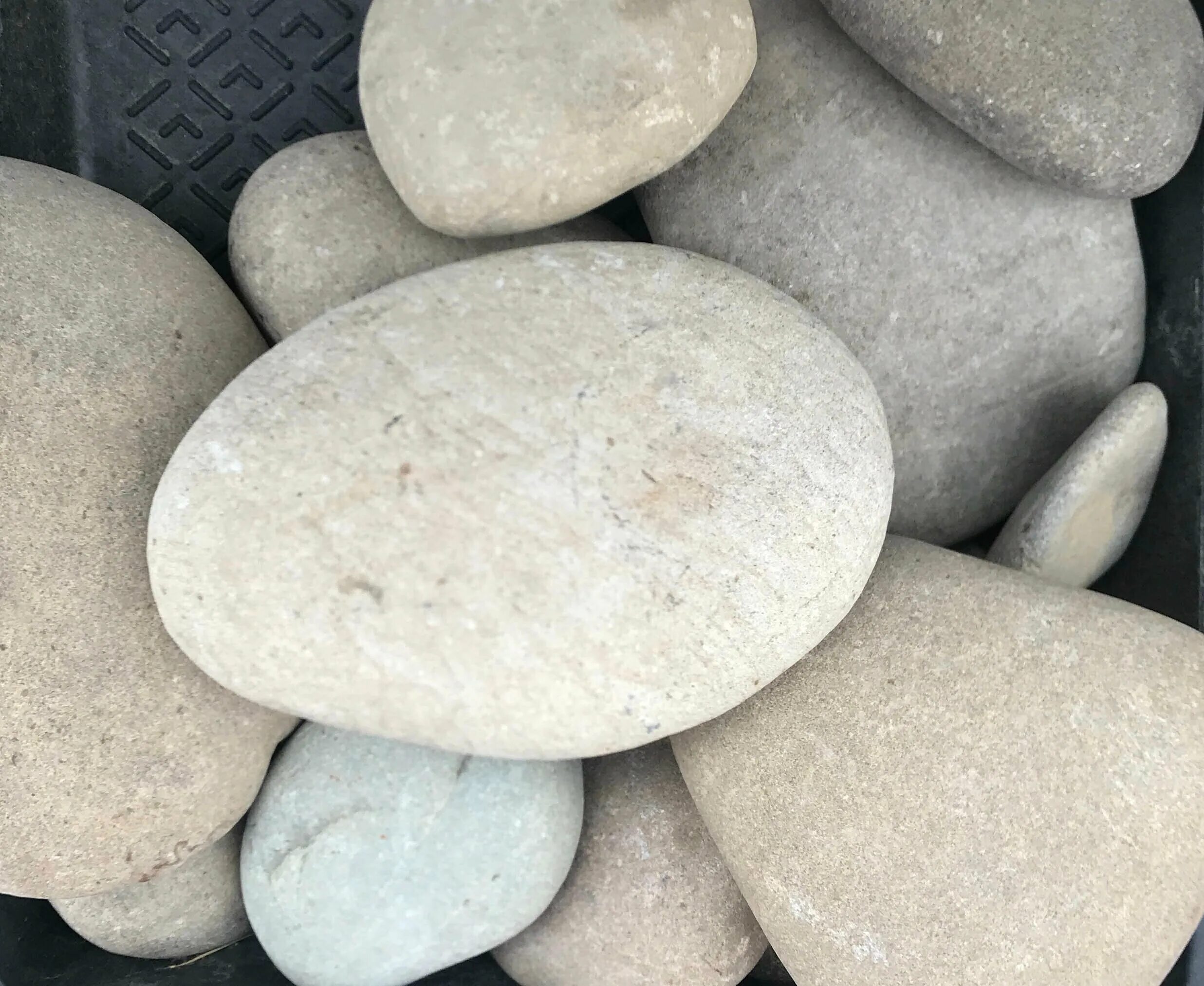 планка стыковочная профлиста 30х30х3000 металлпрофиль. плоский серый. лист гладкий серый рал 7004 цвет. 45). булыжник 200-300 мм.