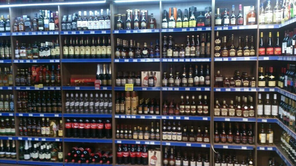 Напитки татарстана. Настойки в магазине. Сувениры из адлера. Напитки казани. Напитки в казани.