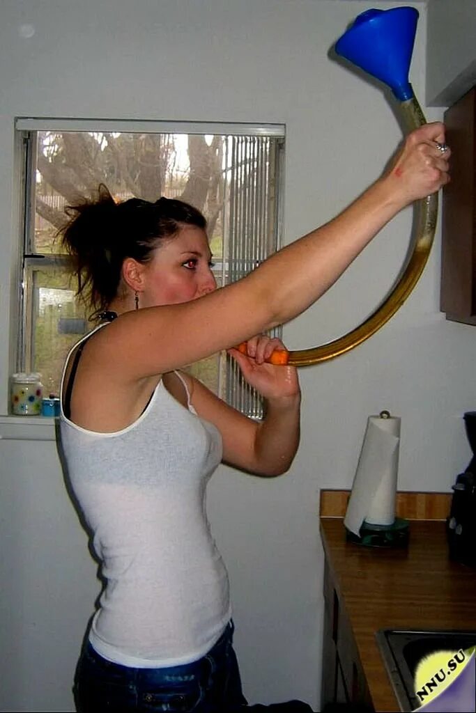 Пьет пиво через воронку. Пьет пиво через воронку. Пиво через воронку. Пиво из воронки. Пьет пиво через воронку.