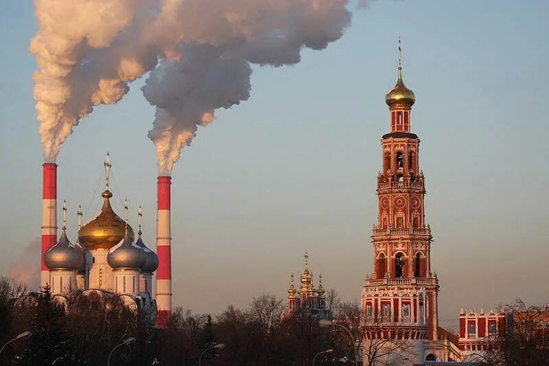 Экология москвы 2024. Пожар на колокольне Новодевичьего монастыря. Колокольня Новодевичьего монастыря. Загрязнение Москвы. Экология Москвы.